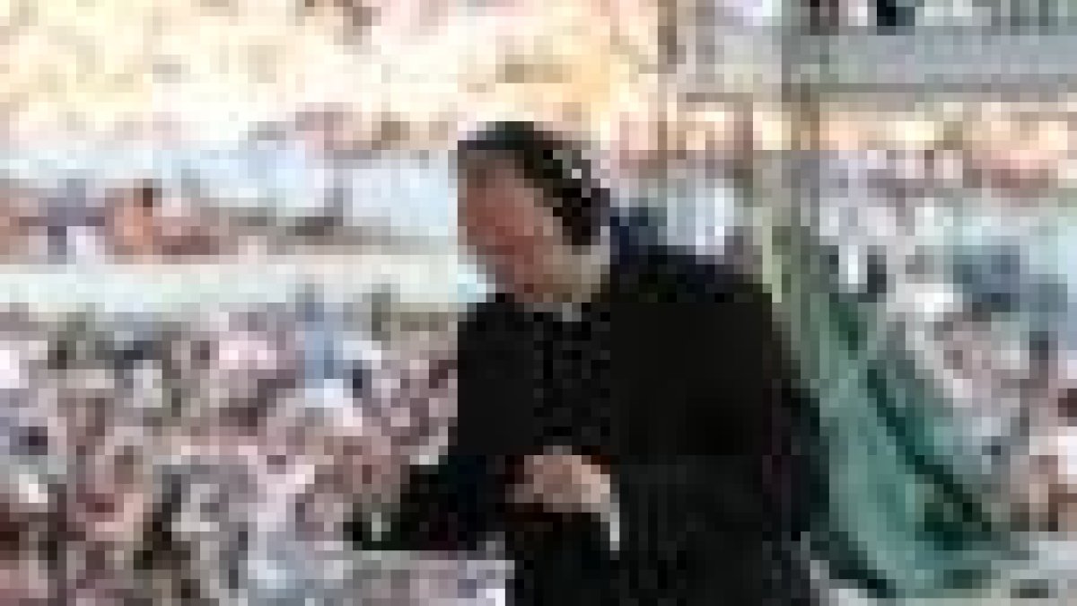 El compositor del Vaticano monseñor Marco Frisina dirigiendo un concierto