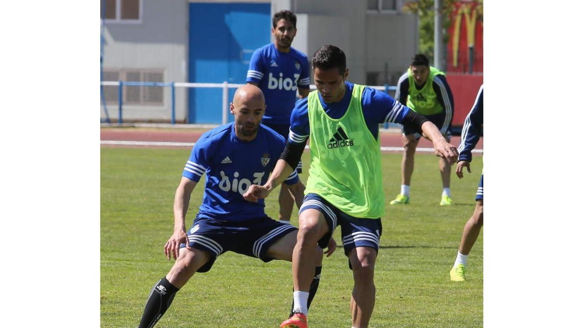 Acorán controla el balón ante Pablo Infante en un entrenamiento de la Deportiva.