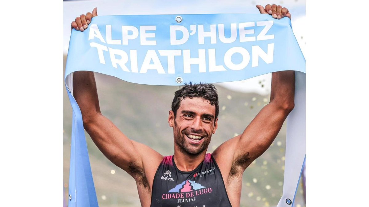 Kevin Viñuela celebra su triunfo en el triatlón francés. Cyrille Quintard