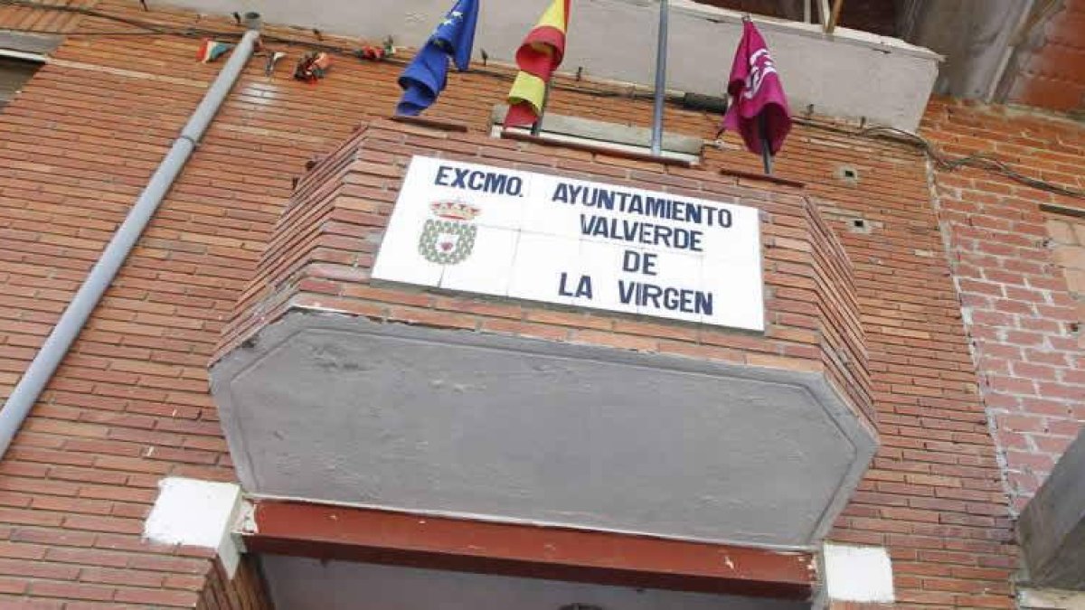 Imagen del ayuntamiento de Valverde de la Virgen, donde tendrá lugar el Pleno.