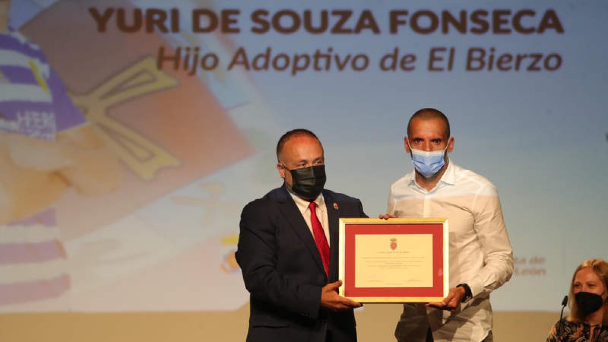 Courel entrega a Yuri el título de Hijo Adoptivo del Bierzo. DE LA MATA