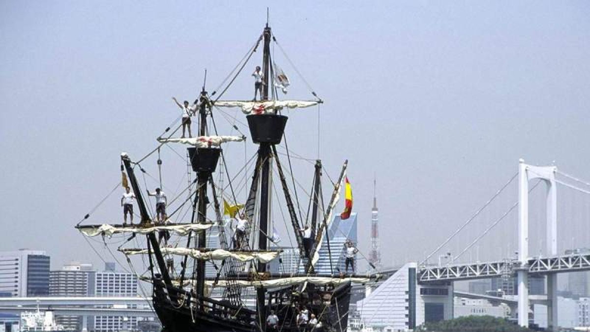 La embarcación española Nao Victoria entrando en la bahía de Tokio, Japón, en el año 2005 para emular la hazaña de Magallanes.