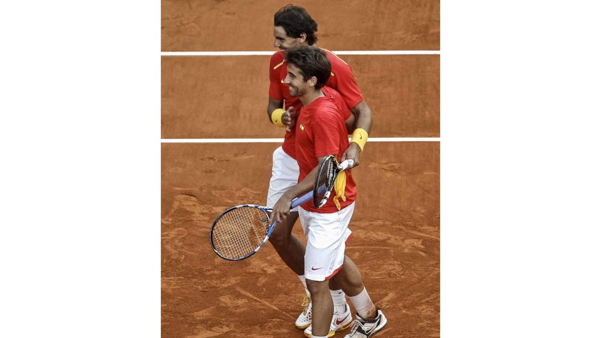 Marc López y Rafa Nadal celebran la victoria ante Ucrania.