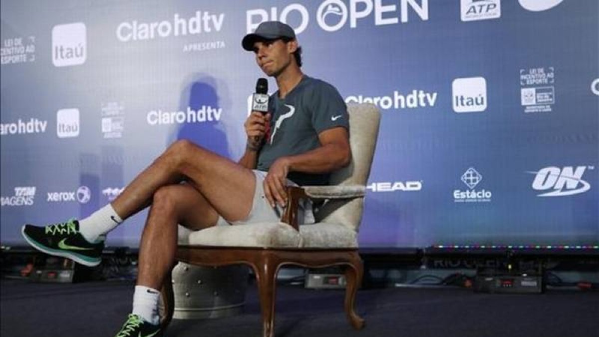 Nadal se dirige a los periodistas en la conferencia de prensa previa al torneo de Río.
