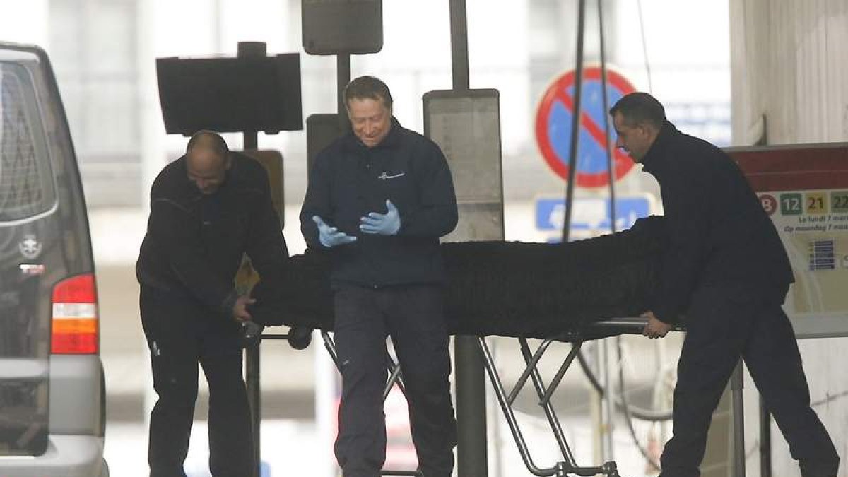 Cadáver de una de las víctimas de la parada de metro. OLIVIER HOSLET