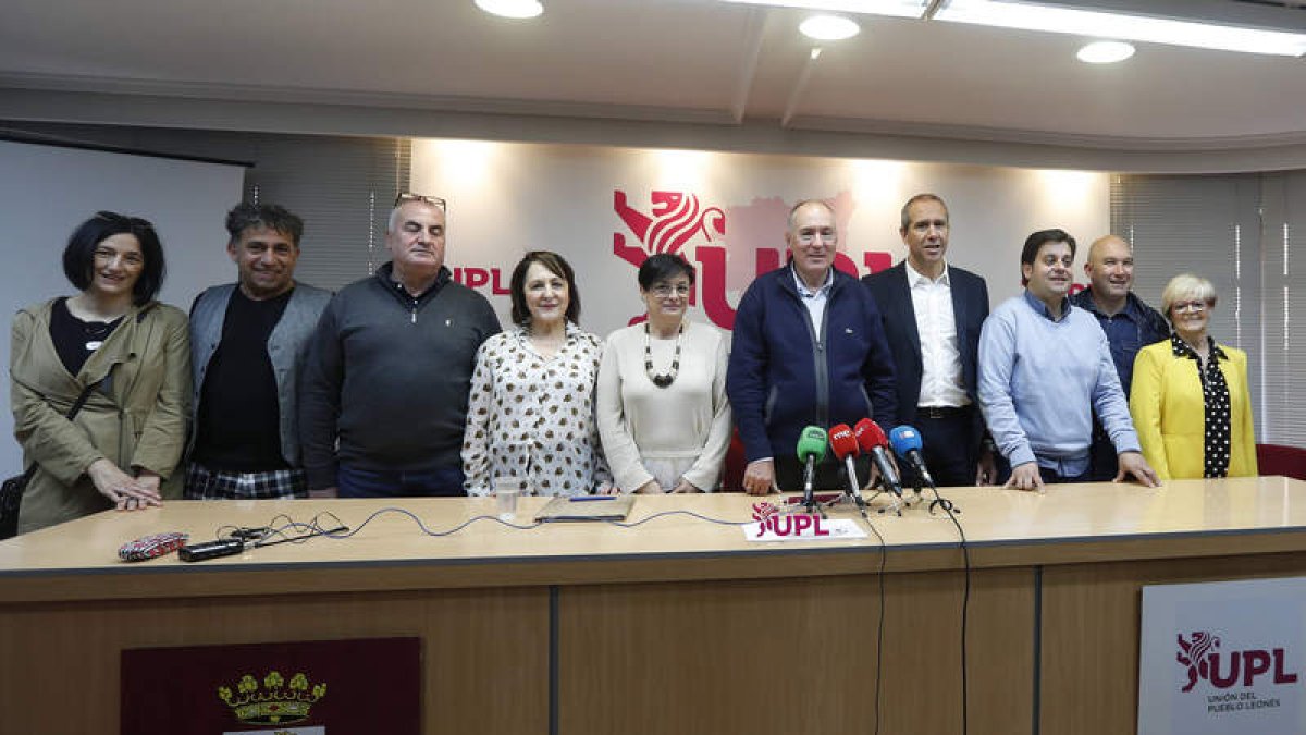Sendino, en el centro, con sus compañeros de lista. JESÚS F. SALVADORES