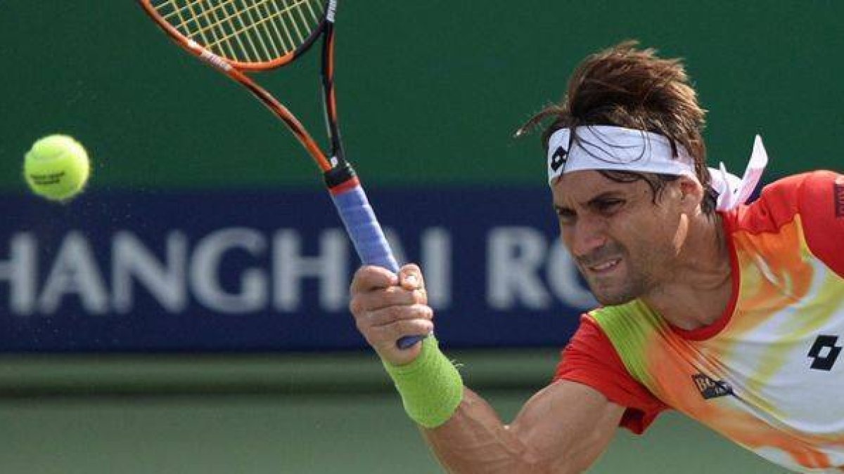 David Ferrer devuelve una bola a Andy Murray, en octavos de final de Shanghái.