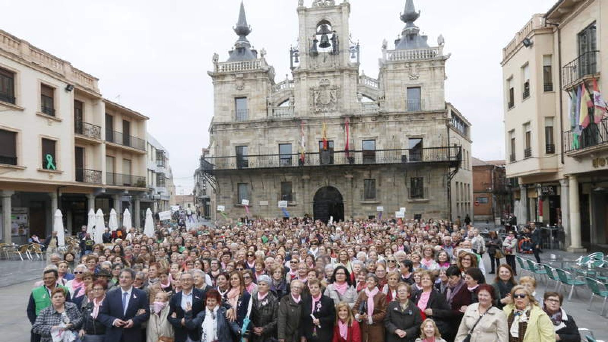 Los participantes en el encuentro inmortalizan la jornada, posando delante de la fachada del Ayuntamiento de Astorga para dar un testimonio de vitalidad. RAMIRO