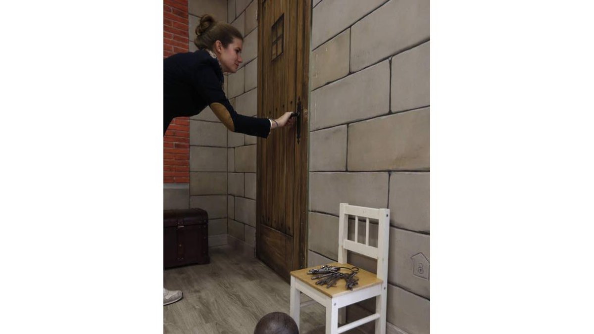 Escape House León —en la calle Ramón y Cajal 19— está pensado para todos los públicos. No requiere condiciones físicas especiales, sólo ingenio, trabajo en equipo y ganas de pasarlo bien. Pueden jugar desde dos a quince personas. Ideal para de