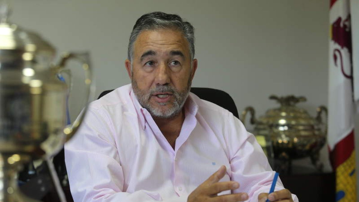El presidente de la Deportiva, José Fernández Nieto, espera cerrar hoy la llegada del entrenador. L. DE LA MATA