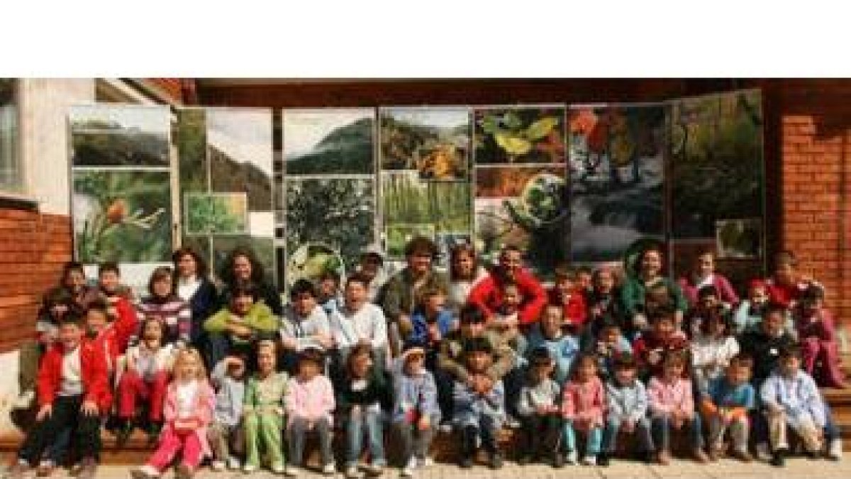 Los alumnos y algunos profesores del colegio posan junto a parte de las fotografías recopiladas para