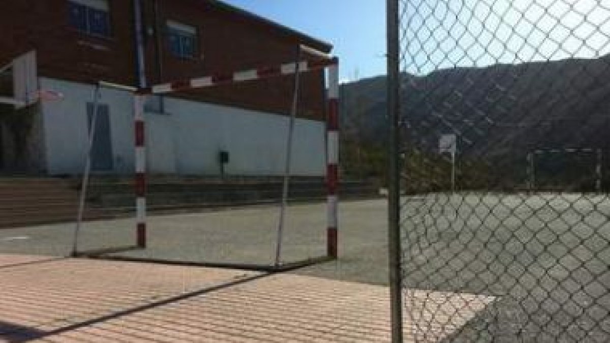 Vista parcial del patio y el colegio rural agrupado Santa Ana del pueblo de Silván.