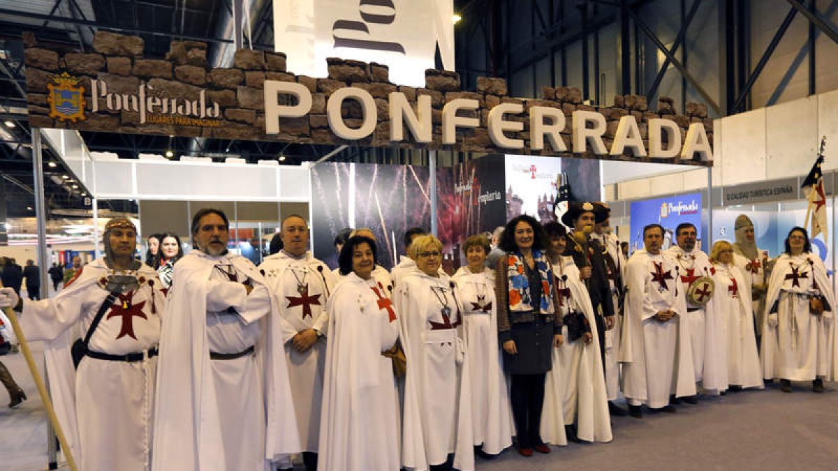 Merayo posa con los templarios, ayer.