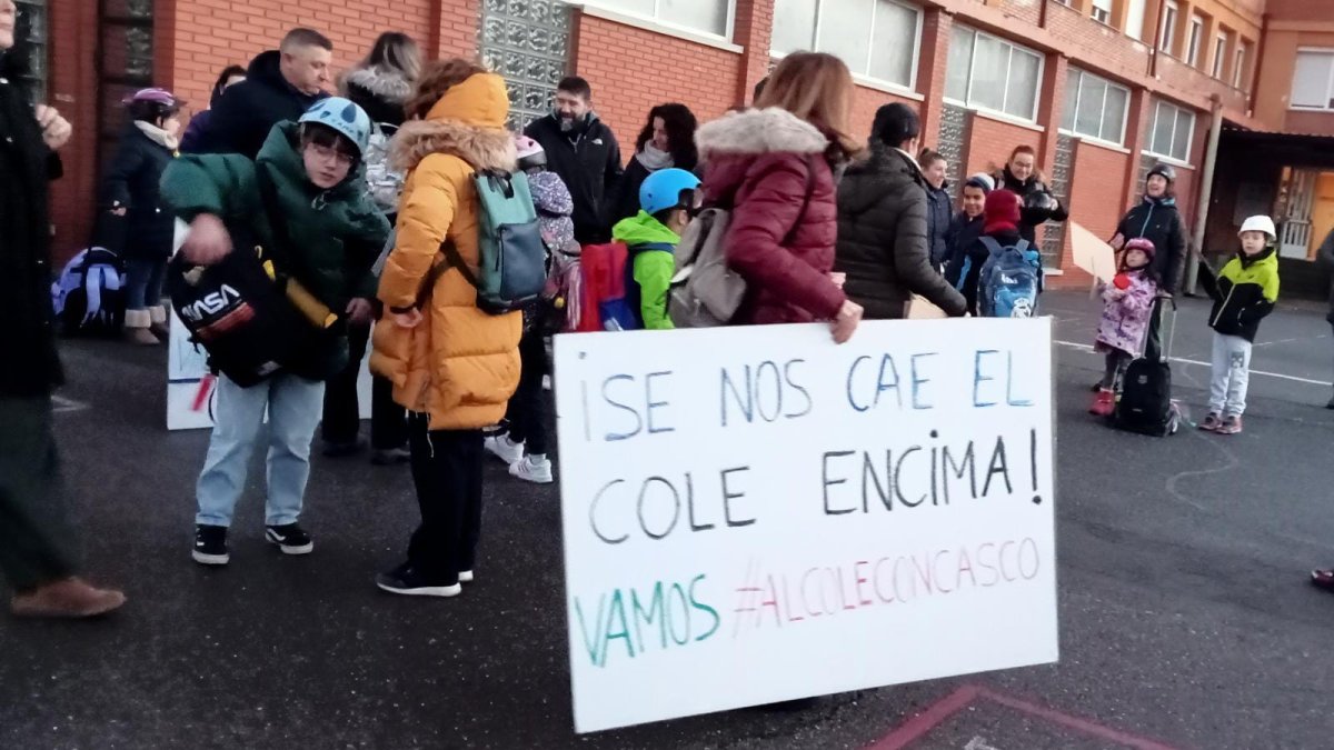 Alumnos del colegio Quevedo durante una protesta por el estado del centro el pasado mes de enero. DL