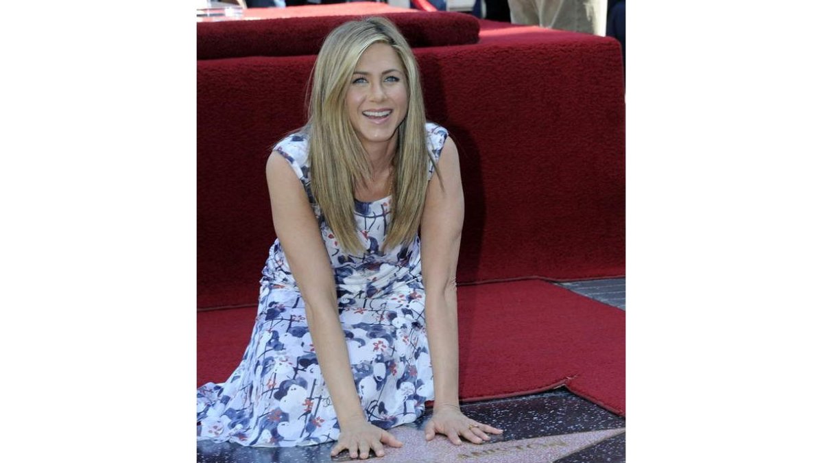 Jennifer Aniston posa con su estrella en el Paseo de la Fama de Hollywood.