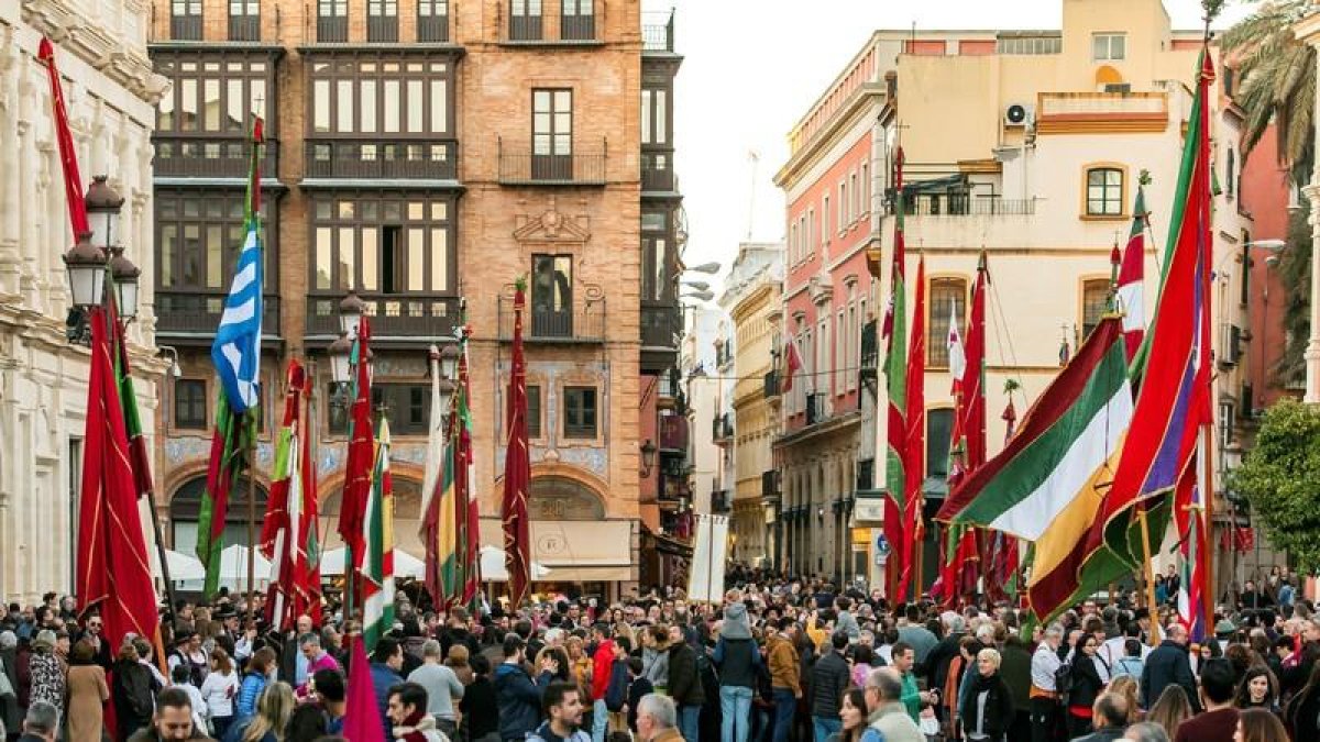 Los 32 pendones leoneses que han desfilado en la tarde de este sábado por las calles de Sevilla para celebrar los Días de León en la capital hispalense lo han hecho con un crespón negro como señal de luto por el triste desenlace del rescate de Julen.