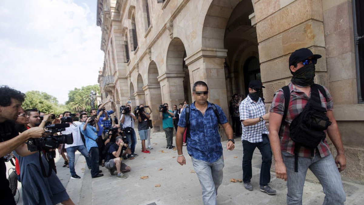 Agentes de la Guardia Civil a su salida de la sede del Parlamento de Cataluña. MARTA PÉREZ