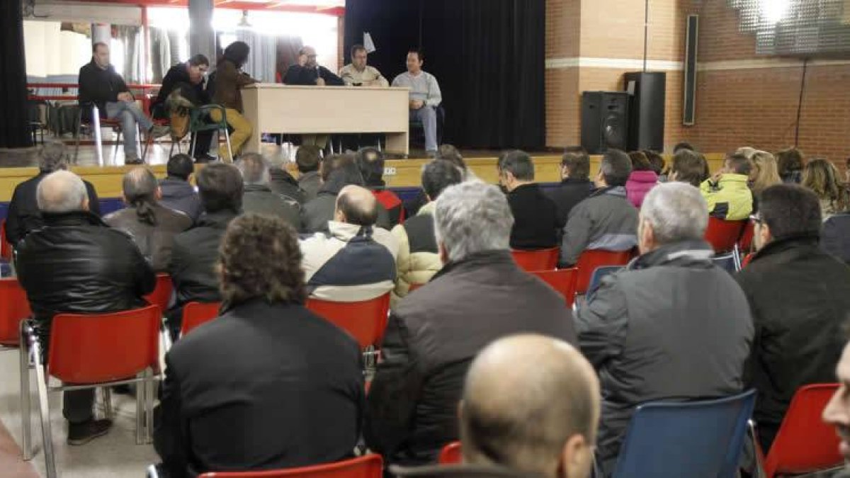 Empleados de Antibióticos, durante la asamblea mantenida días atrás en la que se fijó la fecha para votar la revocación del comité de empresa.