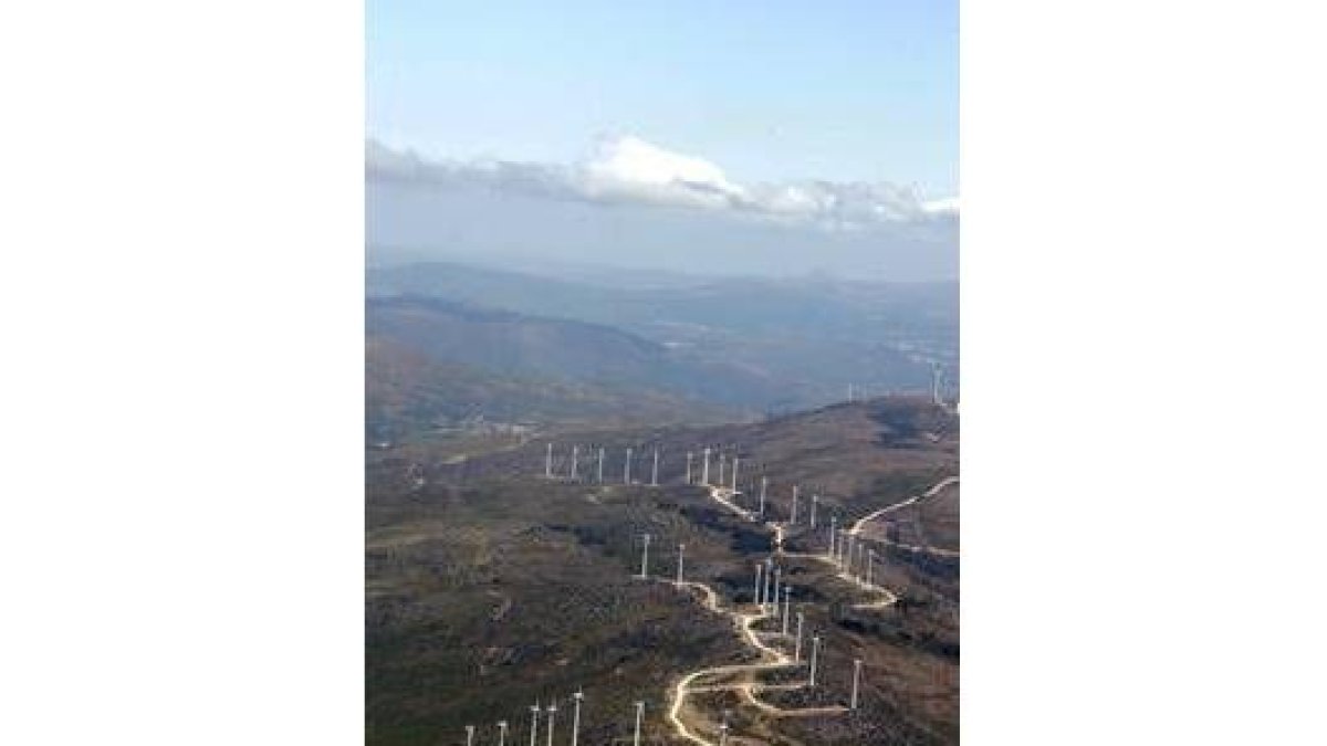 Vista aérea de un parque de producción eólica en la provincia