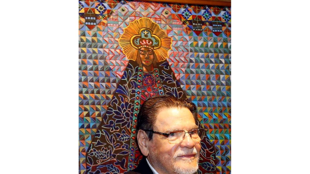 El artista Alfredo Arreguín ante una de sus obras.