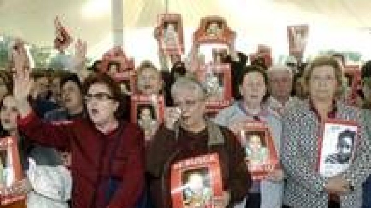 La familia celebra un rito de la Iglesia Evangélica de Filadelfia