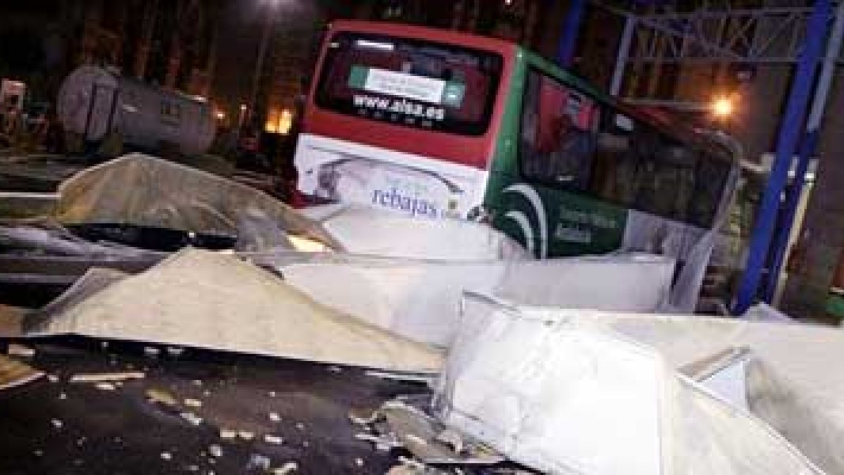 Destrozos ocasionados en la estación de autobuses de Málaga.