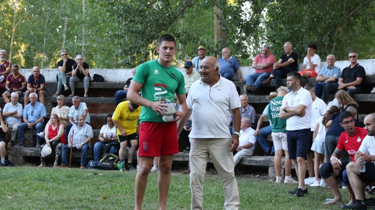 El luchador Jorge Iglesias durante un corro de lucha leonesa. DL