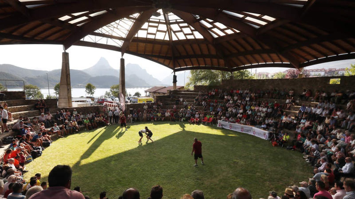 El corro de lucha leonesa disputado en Riaño acogió una buena asistencia de aficionados, como se recoge en la imagen de arriba. Rodrigo Fuentes, en la foto del medio, mostró su calidad en sus combates, mientras que Tomás González, foto de abajo, se plantó