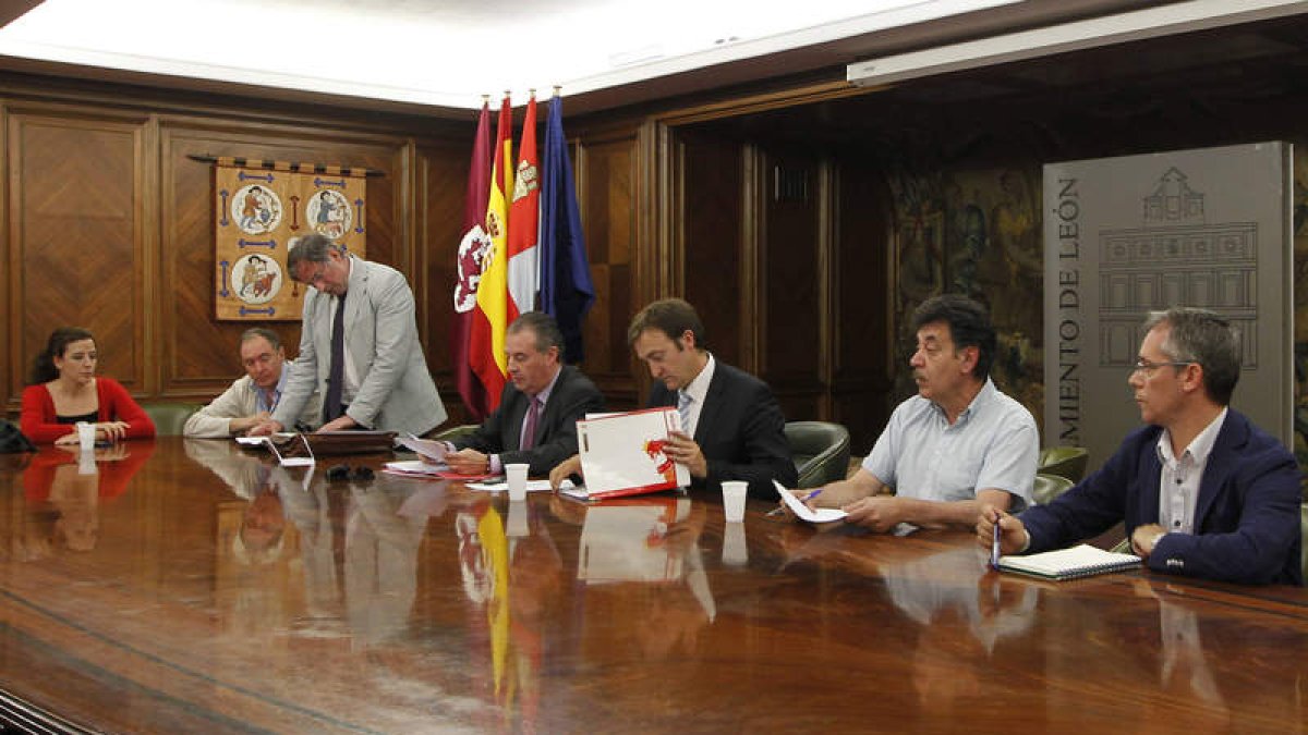 Parte de los integrantes del Consejo de Administración de Baloncesto León.