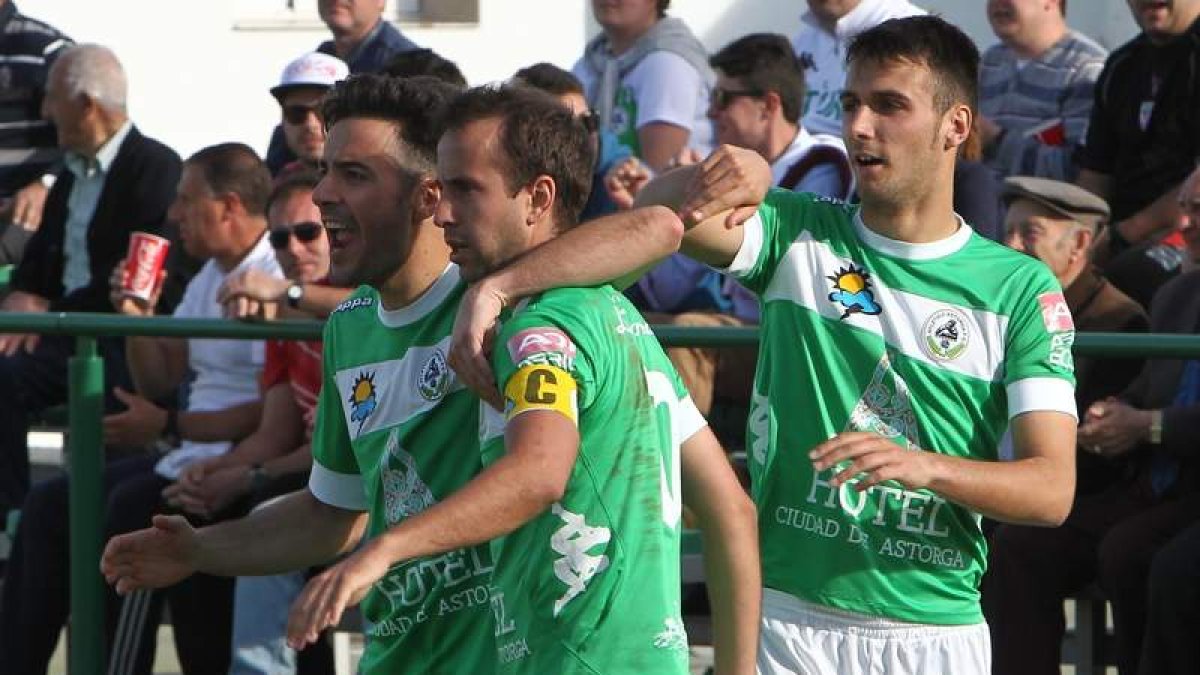 Los jugadores maragatos esperan poder repetir esta imagen esta tarde en su feudo frente al Mensajero.