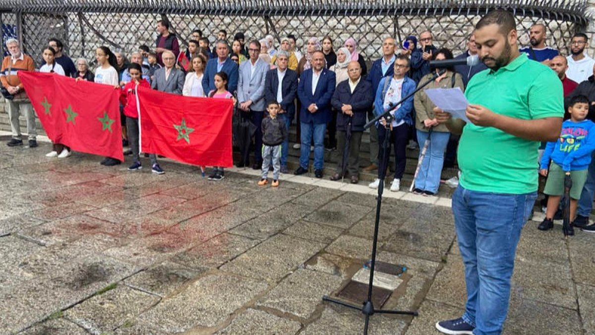 Concentración solidaria con los afectados por el terremoto de Marruecos ayer, en la plaza de Botines en León. RAMIRO