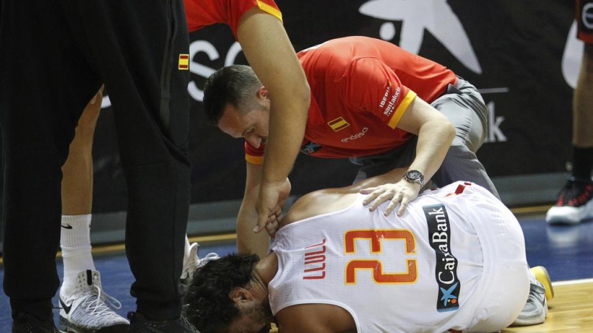 Llull se duele en el suelo después de lesionarse ante Bélgica