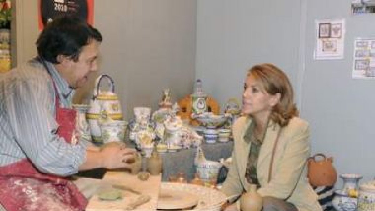 Cospedal visitó la Feria de Artesanía de Castilla-La Mancha.