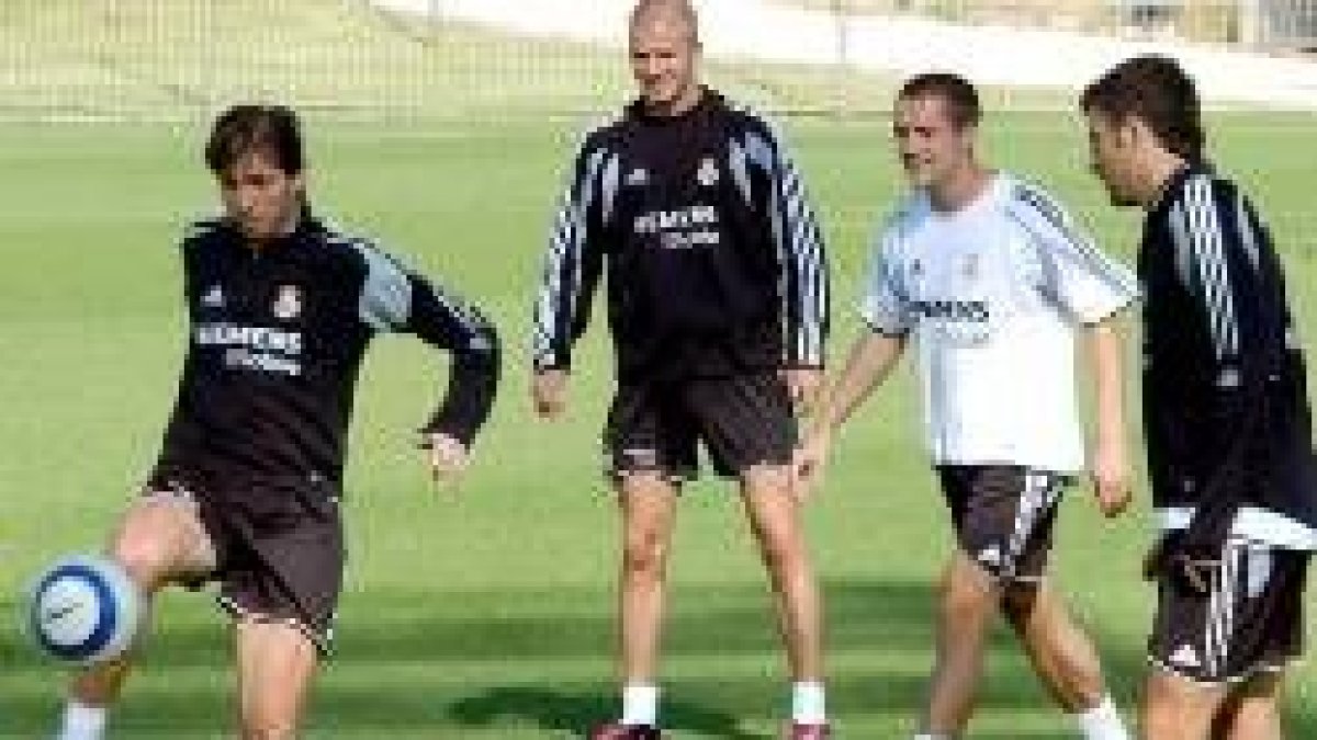 Celades acompañará a Beckham en el centro del campo, mientras que Owen podría ser titular