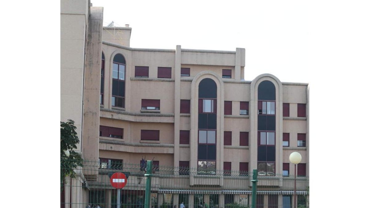 Imagen reciente de la residencia mixta de mayores de Flores del Sil, en Ponferrada. L. DE LA MATA