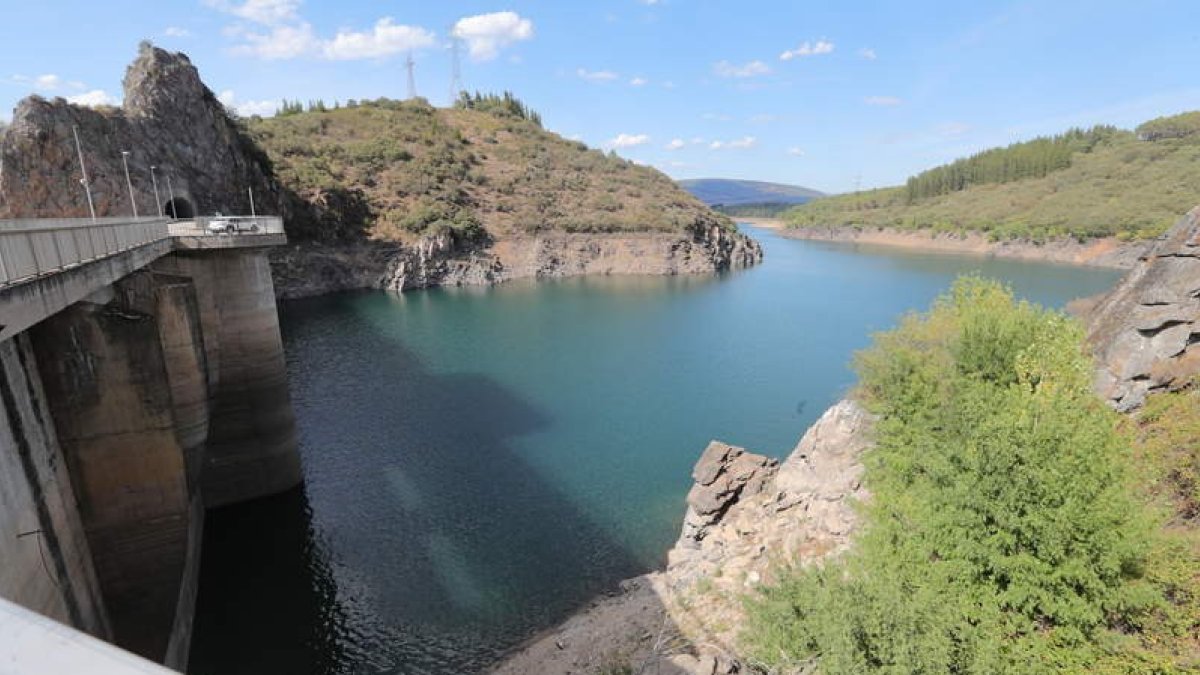 Imagen del embalse de Barcena ayer, con suficiente agua para garantizar el riego. ANA F. BARREDO