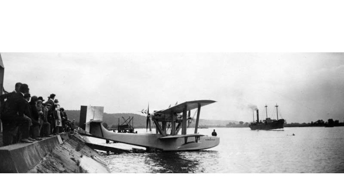 Fotografía en blanco y negro de famoso avión Latham 47 del explorador noruego Roald Amundsen.