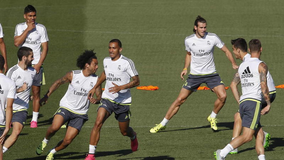 Los jugadores del Real Madrid durante el entrenamiento de ayer en Valdebebas.