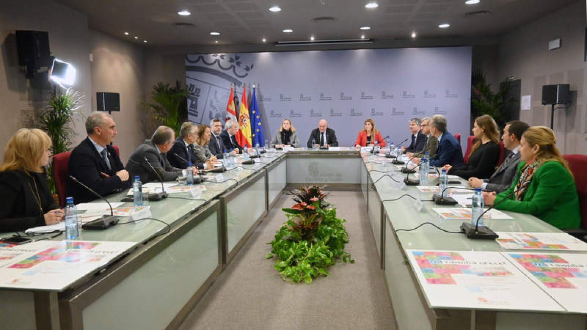 Reunión de la consejera Blanco y el consejero Carnero con los delegados y delegadas territoriales de CyL. JUNTA CYL