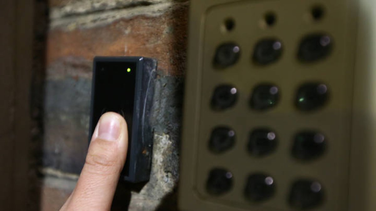 Escáner de huella digital para control de los trabajadores. RAMIRO