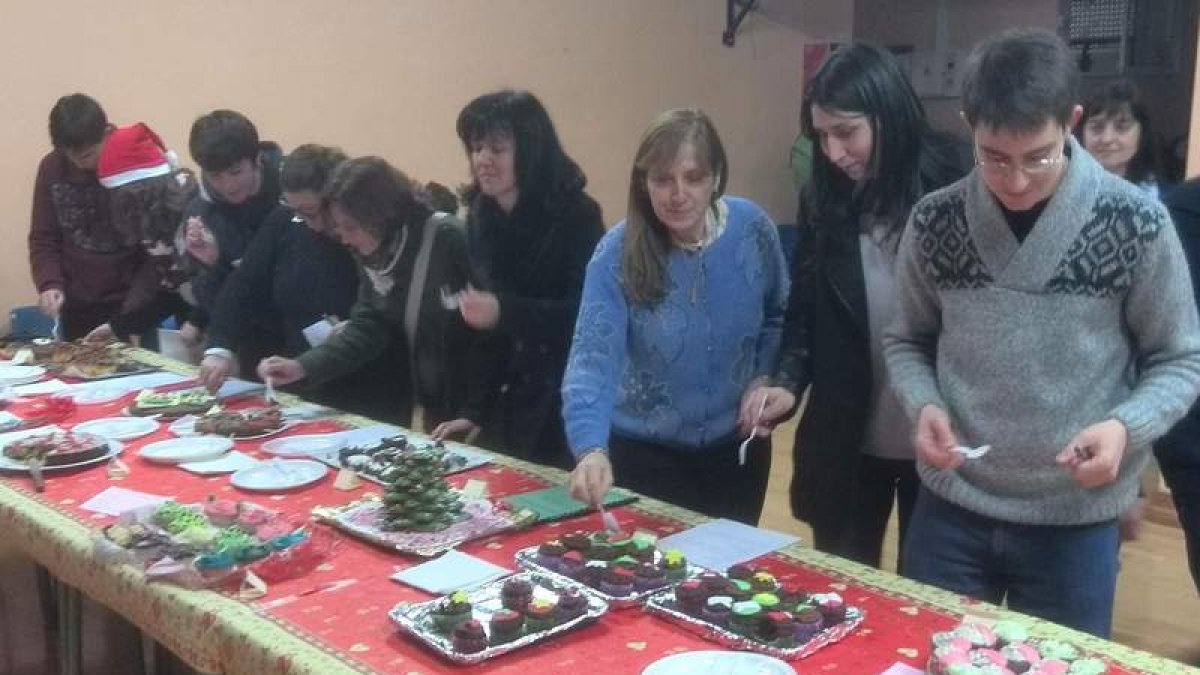 El jurado catando los postres presentados al concurso.