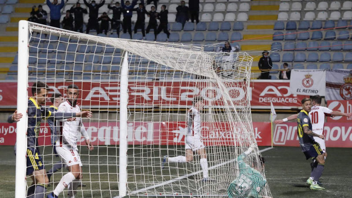 La Cultural se impuso al Badajoz con este gol materializado por Sergio Buenacasa tras recibir un extraordinario servicio de Aarón Piñán. MARCIANO PÉREZ