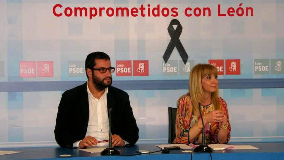 El senador socialista, Ibán García del Blanco, y la portavoz del PSOE, Eugenia Gancedo.