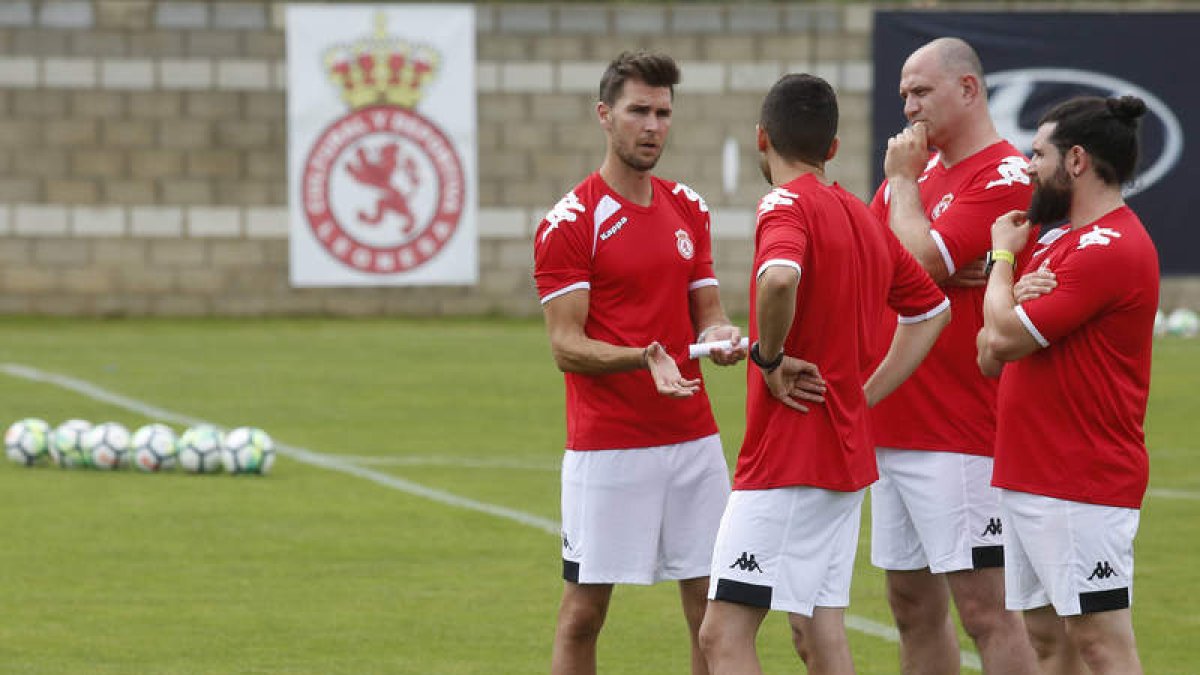 Víctor Cea es consciente de lo mucho que se juega esta temporada, tanto él como entrenador como la Cultural como club. FERNANDO OTERO