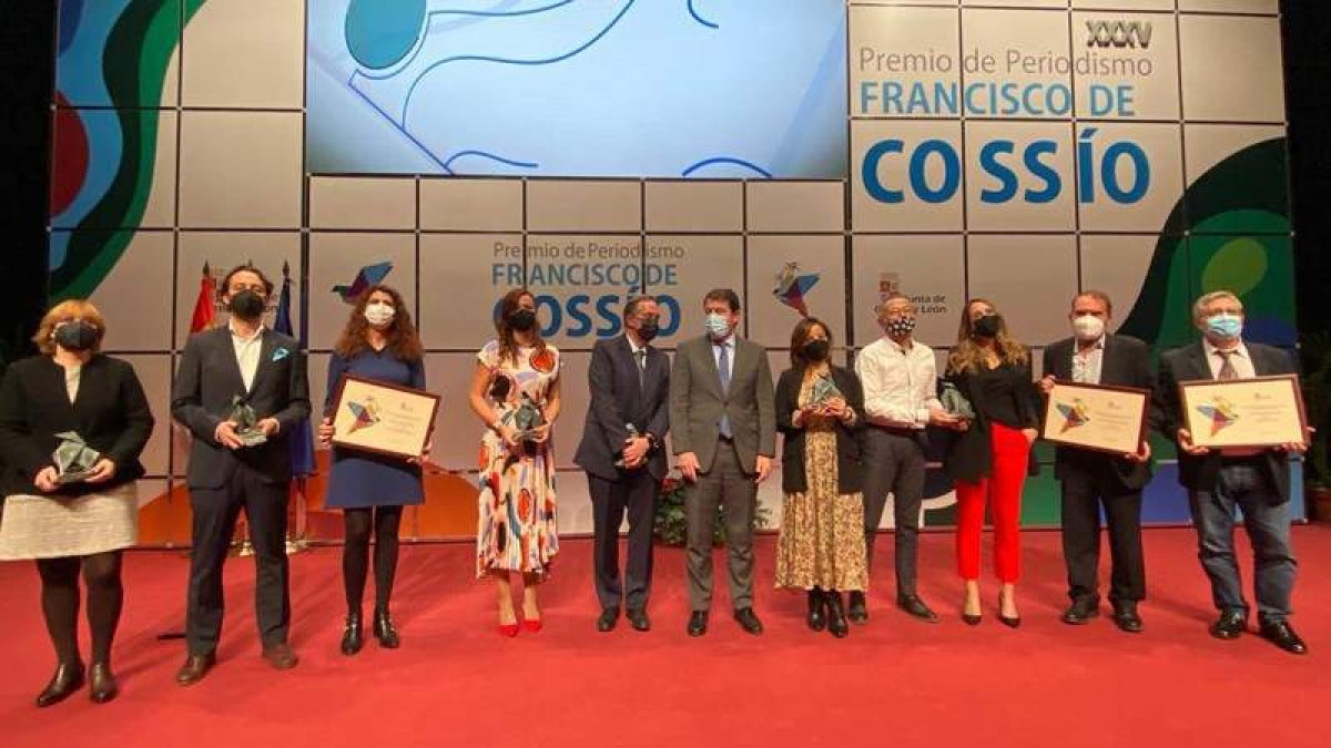 El presidente de la Junta, Alfonso Fernández Mañueco, posa con los premiados. RAMIRO