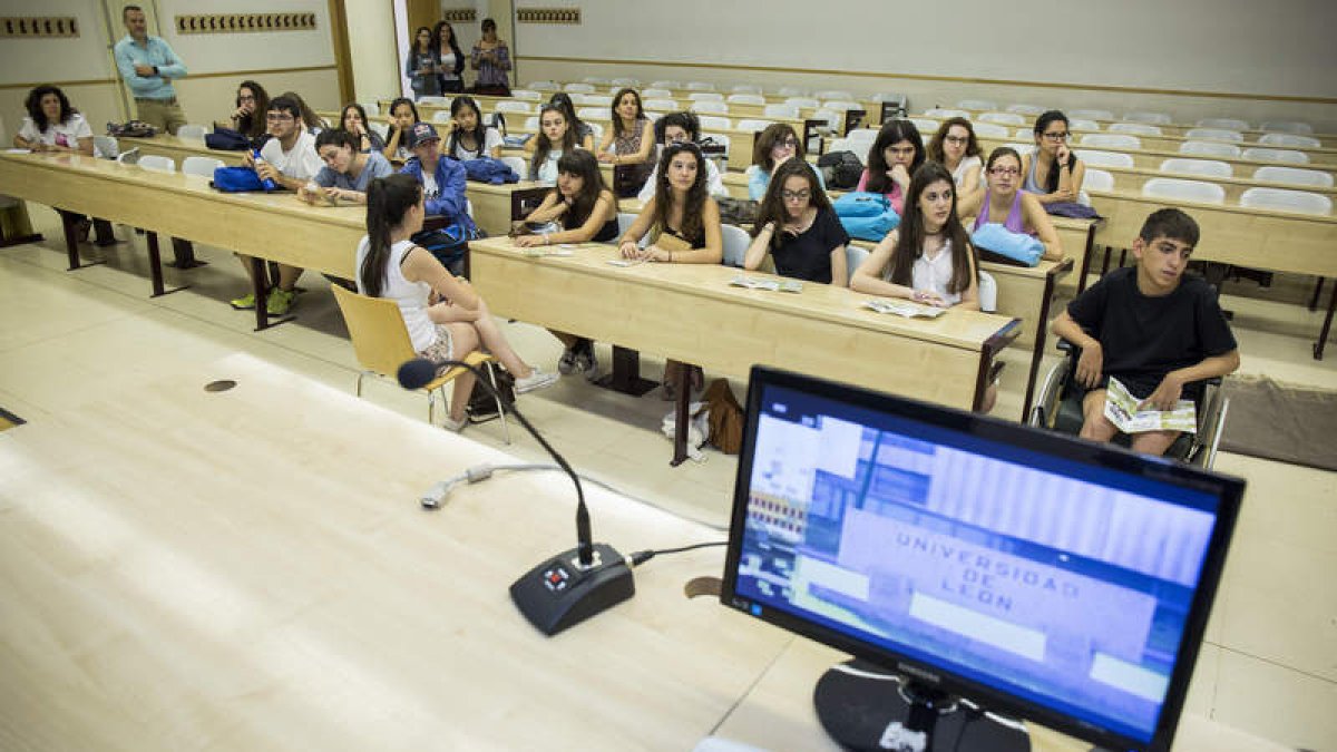 Los alumnos hicieron su primera parada en León en la Escuela de Ingenierías. F. OTERO PERANDONES