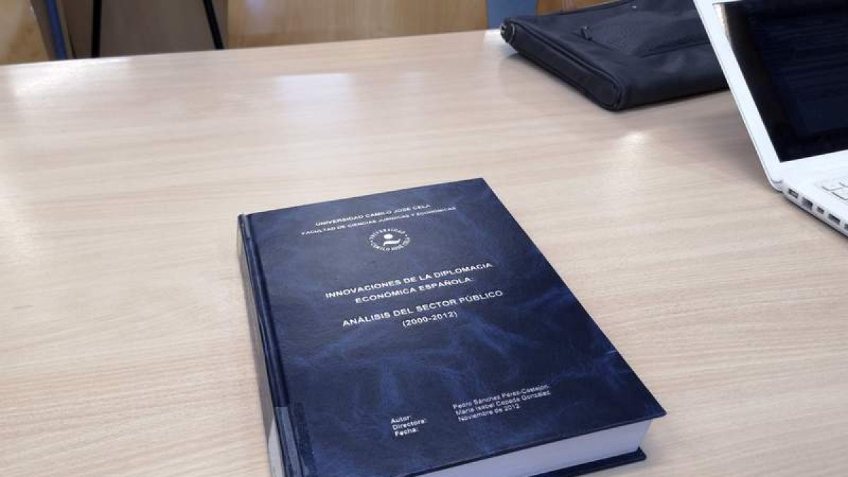 Portada de la tesis doctoral de Sánchez. BORJA MÉNDEZ