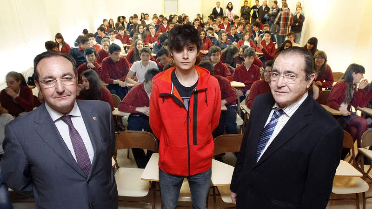 El Colegio Leonés premió al atleta leonés Roberto Aláiz, en el centro de la imagen.
