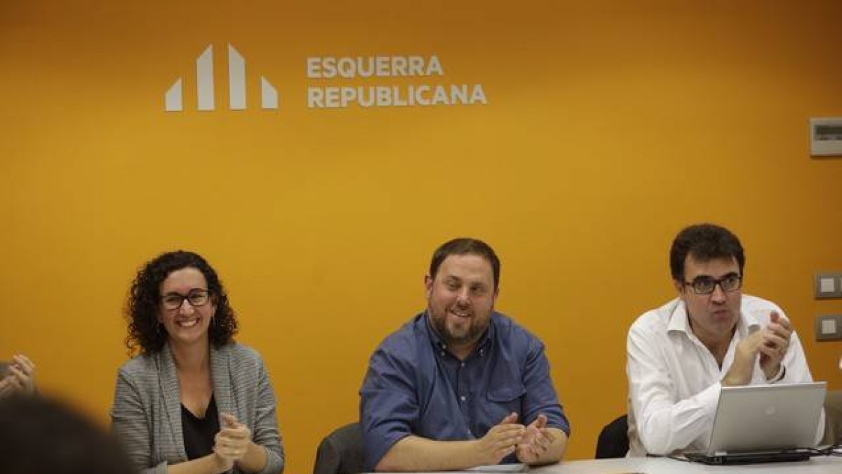 Marta Rovira, Oriol Junqueras y Sergi Sabrià, en la sede de ERC, este lunes.