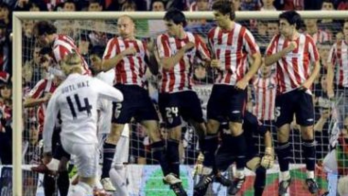 Guti, que jugó en la segunda parte, lanza una falta.